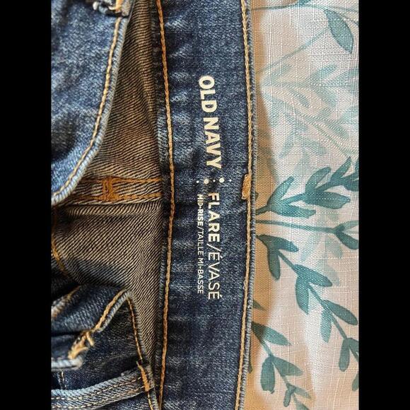 Old Navy Size 8 Flare Mid-Rise Jeans - Picture 2 of 4